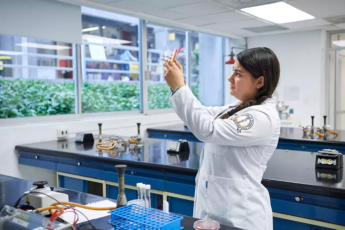 Alumna analizando cultivo de células.