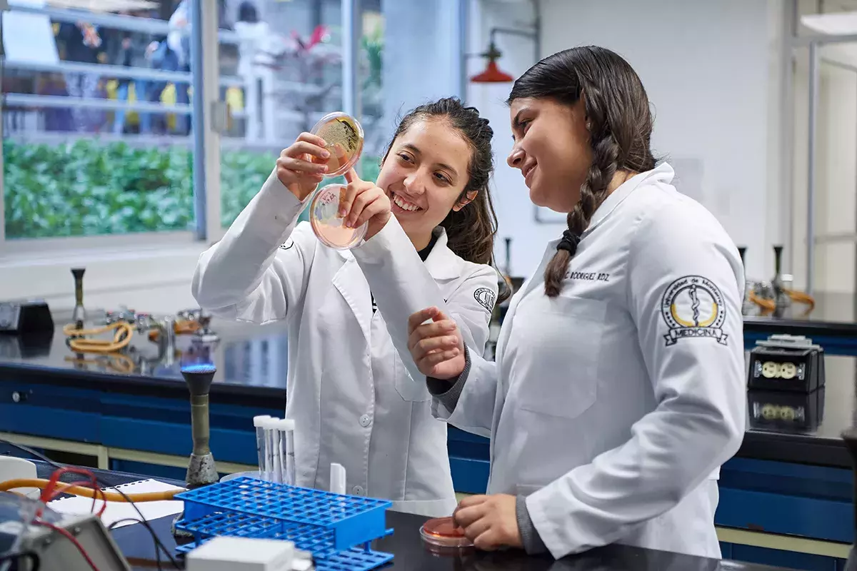 Alumnas analizando cultivo de células.