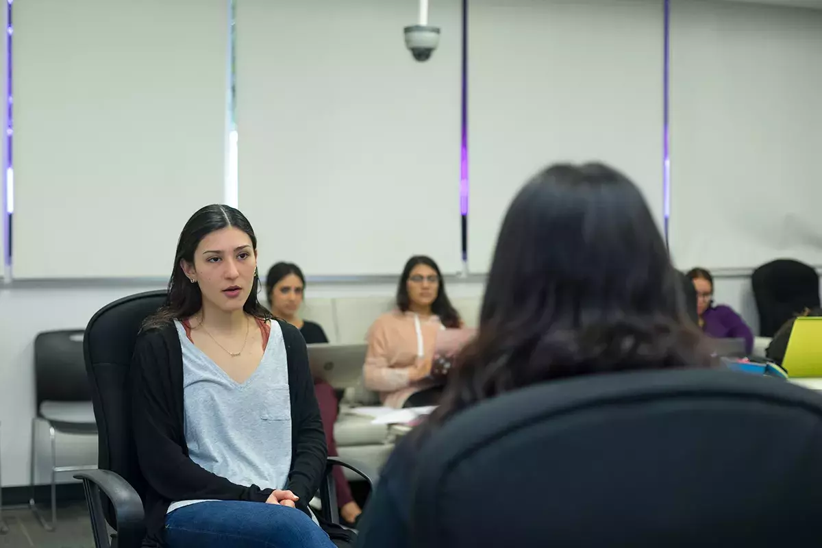 Alumnas en clase dentro de cámara gesell.
