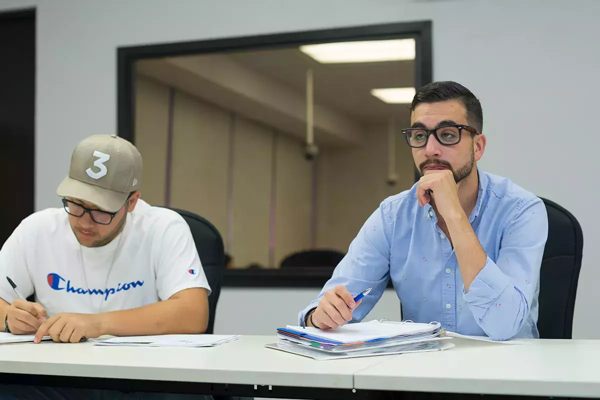 Alumnos en clase dentro de cámara gesell.