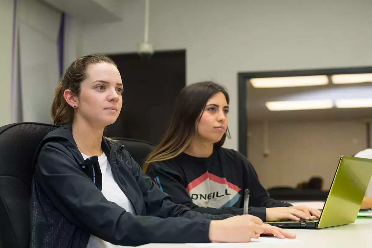 Alumnas en clase dentro de cámara gesell.