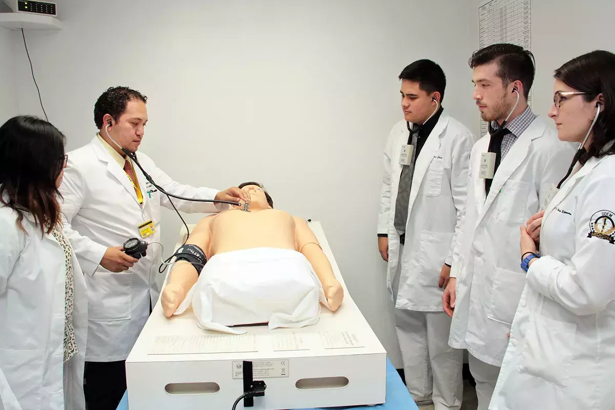 Maestro y alumnos en práctica de simulación.