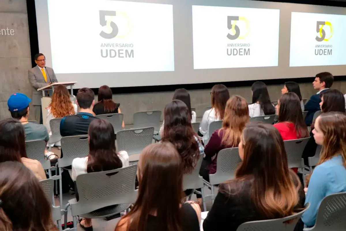 Abordan problemas económicos desde diversas perspectivas