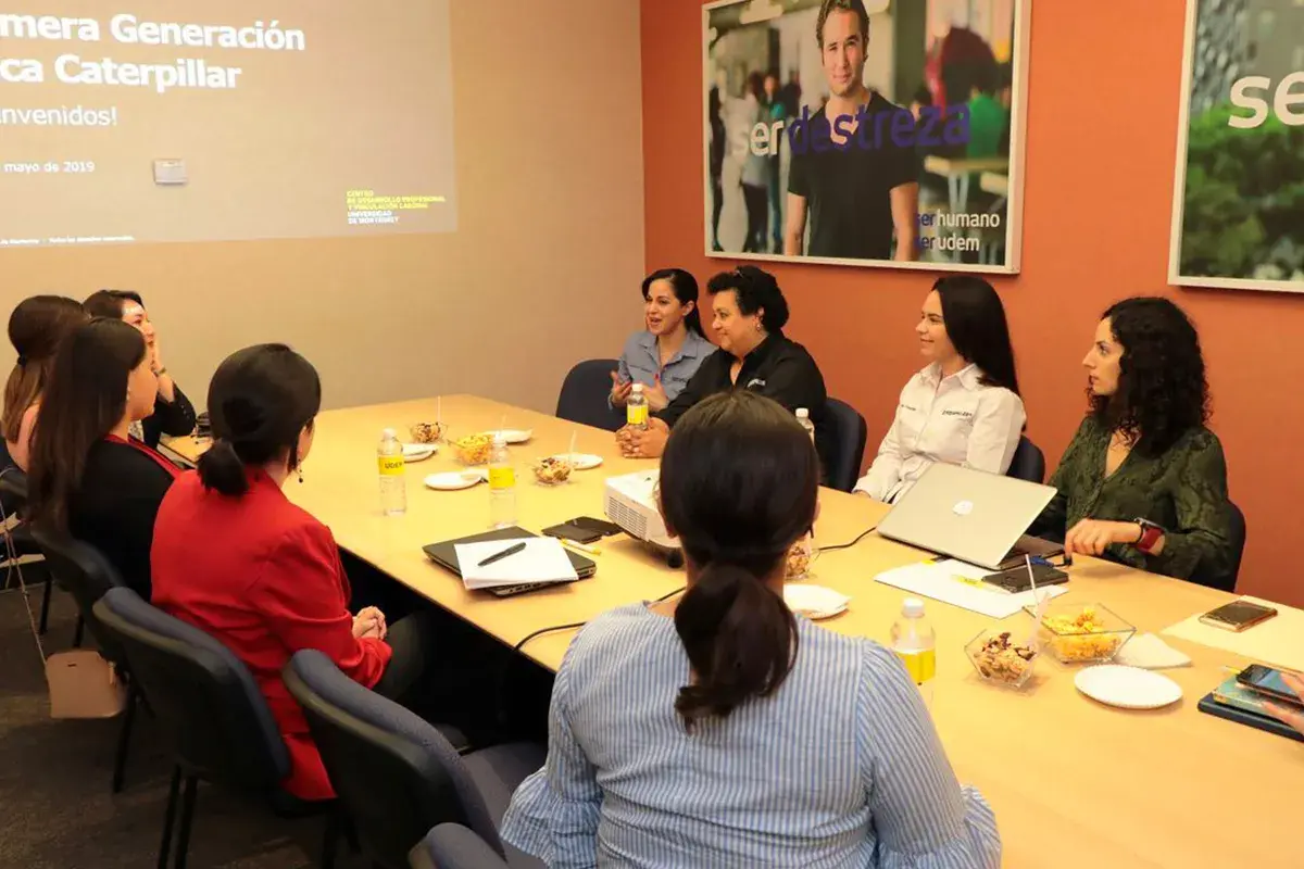 Formalizan primera generación de becas Caterpillar