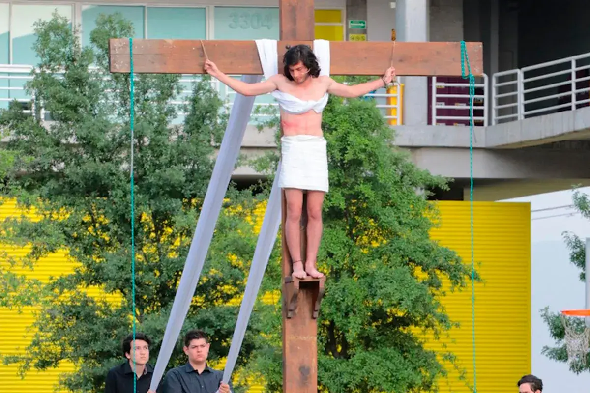 Lleva Prepa UDEM a la reflexión mediante viacrucis