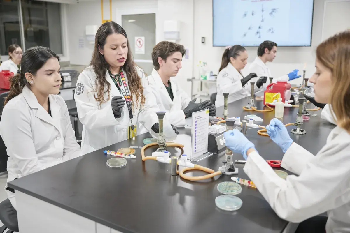 Alumnas en laboratorio de microbiologia
