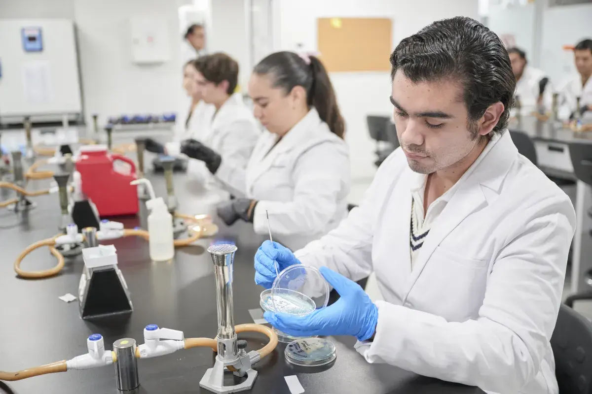 Alumnos en laboratorio de microbiologia