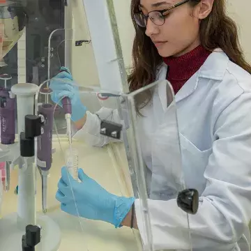Alumna usando máquina.