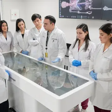 Maestro enseñando a alumnos cuerpo humano.