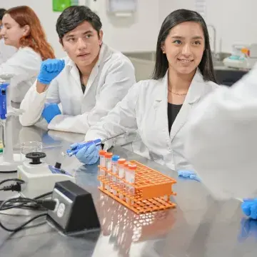 Alumnas analizando cultivos de células.