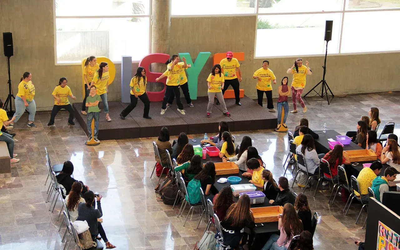 personas bailando