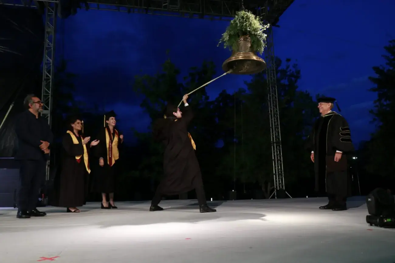 Summa Cum Laude 2022 tocando la campana Vox Veritatis