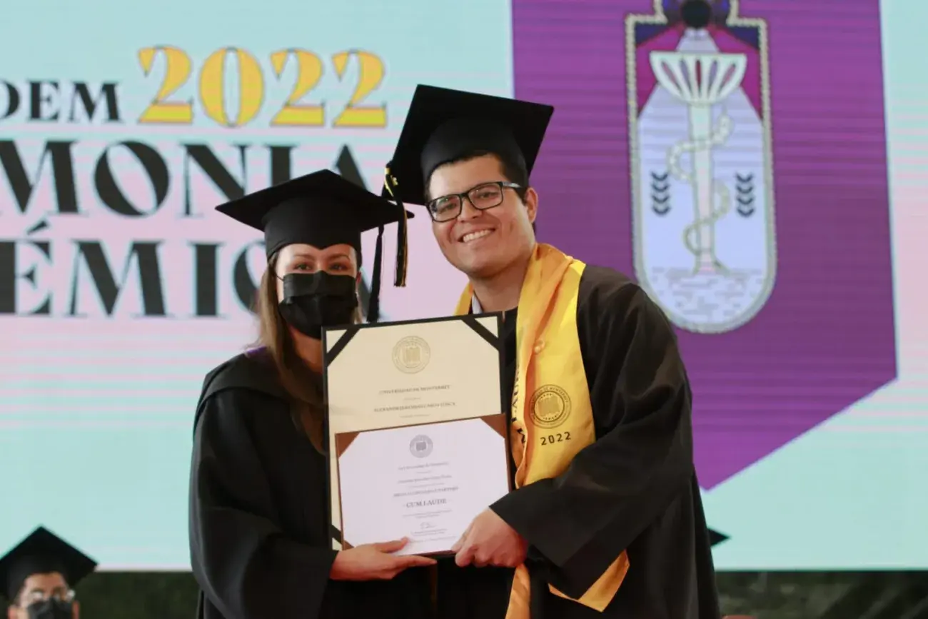 Graduado UDEM recibiendo su título